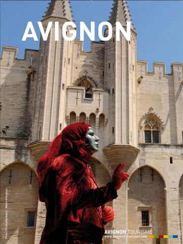 AvignonTourisme Photo d'illustration devant le Palais des Papes pour une campagne de communication de l'office de tourisme.